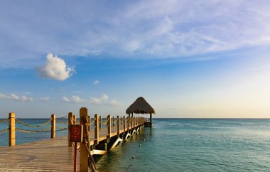 Güneş deniz iskelesi Caribbean Beach tropikal gün batımı görünümü