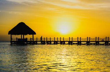 Güneş deniz iskelesi Caribbean Beach tropikal gün batımı görünümü