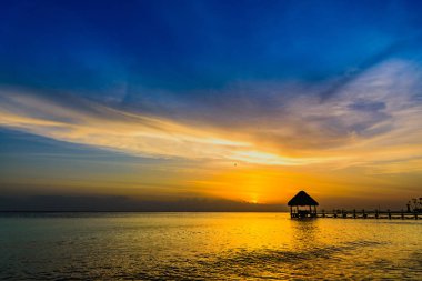 Güneş deniz iskelesi Caribbean Beach tropikal gün batımı görünümü