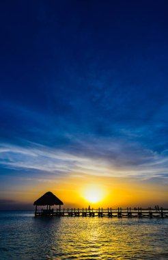 Güneş deniz iskelesi Caribbean Beach tropikal gün batımı görünümü