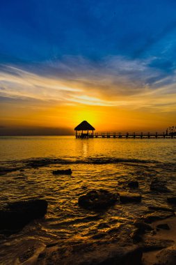 Güneş deniz iskelesi Caribbean Beach tropikal gün batımı görünümü