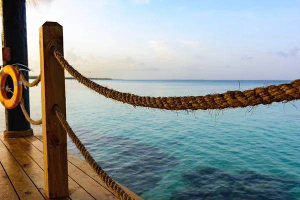 sıcak tropikal gün pergola palm ile Karayip Denizi pier bırakır