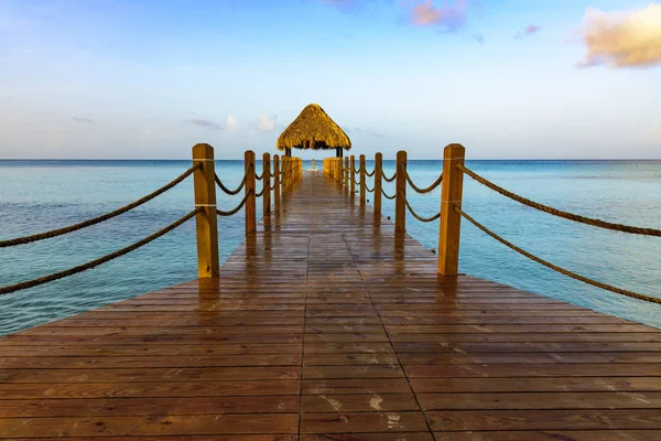 sıcak tropikal gün pergola palm ile Karayip Denizi pier bırakır