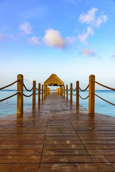 Sıcak Tropikal Gün Pergola Palm Ile Karayip Denizi Pier Bırakır — Stok fotoğraf