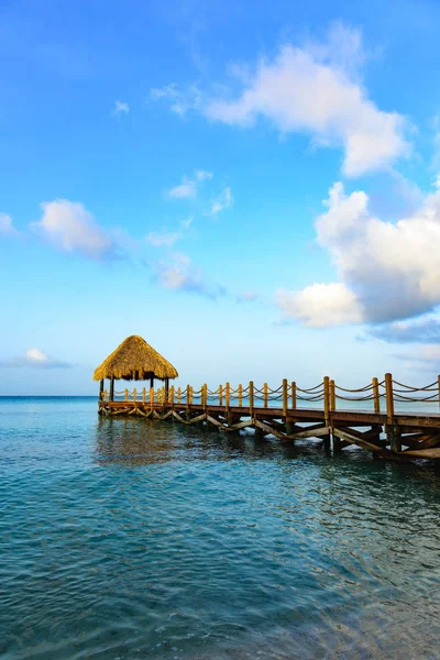 sıcak tropikal gün pergola palm ile Karayip Denizi pier bırakır
