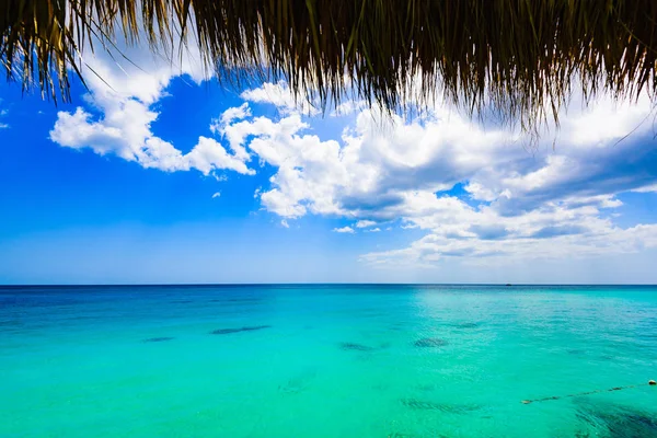 Varm Dag Turkosa Karibiska Havet Blå Himmel Vita Cumulus Moln — Stockfoto
