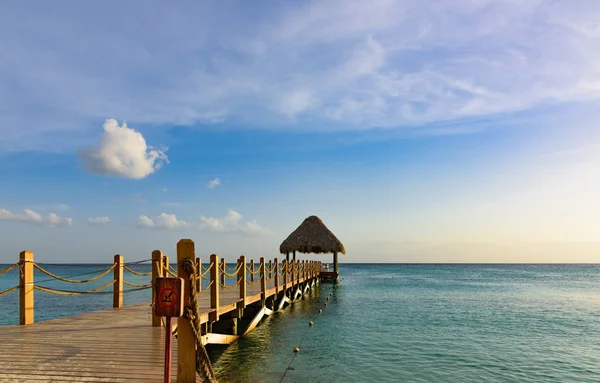 Güneş deniz iskelesi Caribbean Beach tropikal gün batımı görünümü