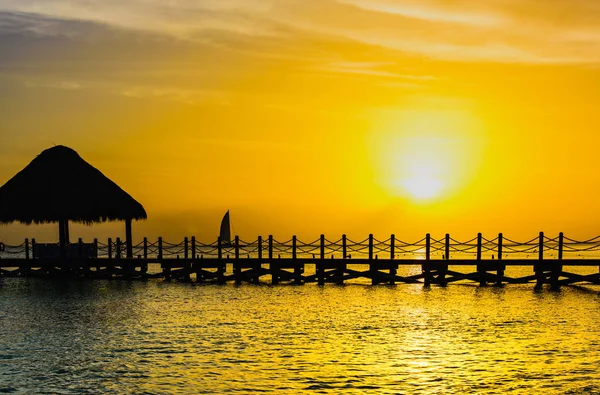 Güneş deniz iskelesi Caribbean Beach tropikal gün batımı görünümü