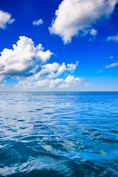 Varm Dag Turkosa Karibiska Havet Blå Himmel Vita Cumulus Moln — Stockfoto