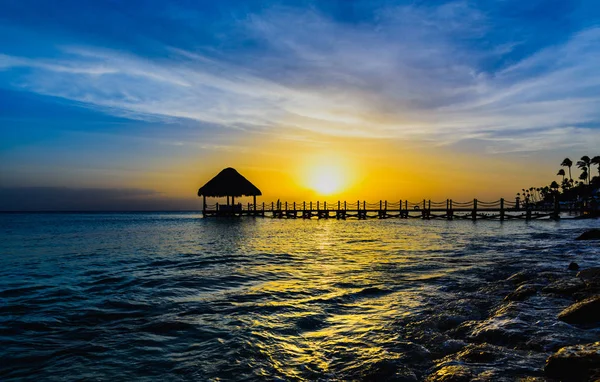 Solen Havet Tropisk Solnedgång Utsikt Över Piren Karibiska Stranden — Stockfoto