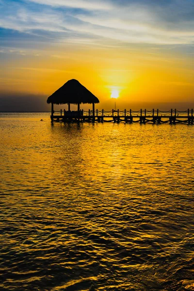 Güneş deniz iskelesi Caribbean Beach tropikal gün batımı görünümü