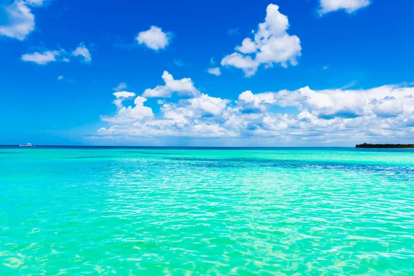 Giornata Calda Turchese Caraibi Mare Blu Cielo Bianco Cumulo Nube — Foto Stock