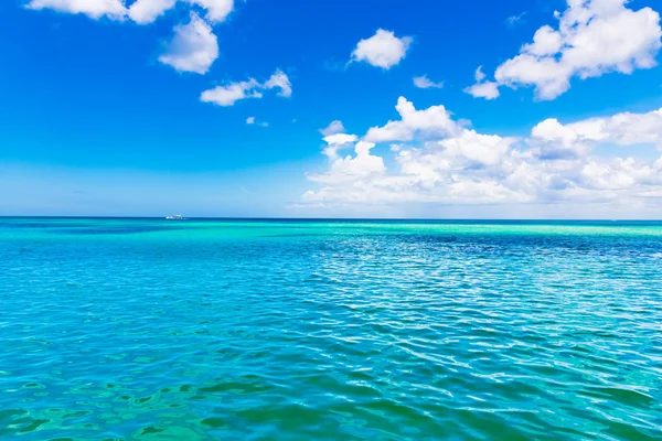 Καυτή Ημέρα Τυρκουάζ Καραϊβική Θάλασσα Μπλε Του Ουρανού Λευκό Σωρείτες — Φωτογραφία Αρχείου