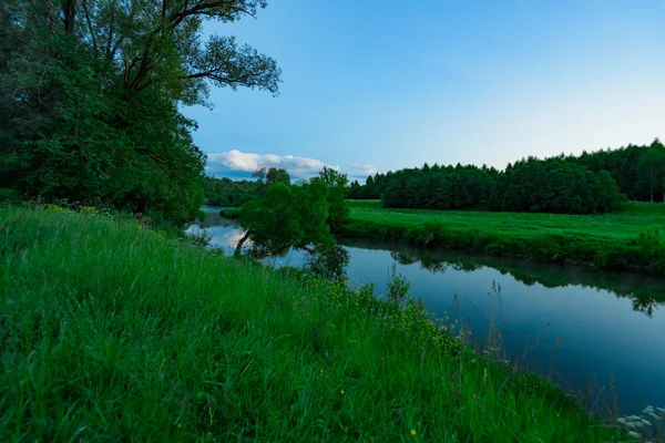 Tranquilla Serata Tranquilla Sul Fiume Con Cielo Tagliato Fuori — Foto Stock