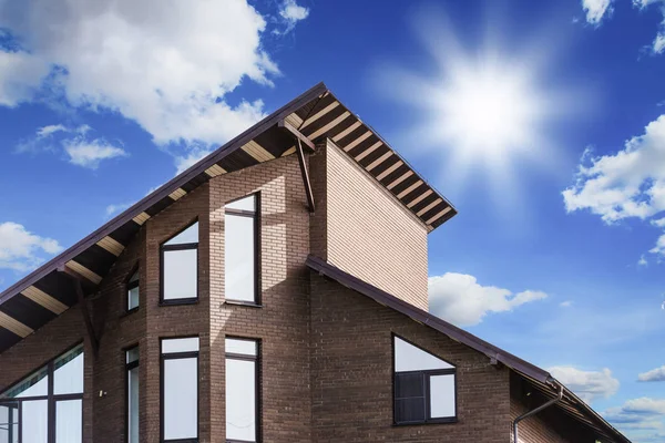 Evin Çatısındaki Baca Mavi Gökyüzüne Karşı — Stok fotoğraf