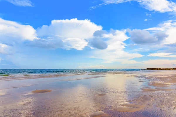Sur China Marea Baja Playa Contra Cielo Azul Con Nubes — Foto de Stock