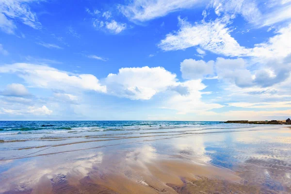 Mar Cinese Meridionale Bassa Marea Sulla Spiaggia Contro Cielo Blu — Foto Stock