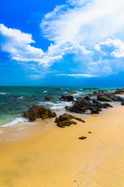 Vietnam'da bir bulut ile mavi gökyüzüne karşı Güney Çin Denizi'nin güzel taşlı sahil