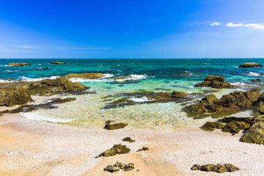 Vietnam'da bir bulut ile mavi gökyüzüne karşı Güney Çin Denizi'nin güzel taşlı sahil