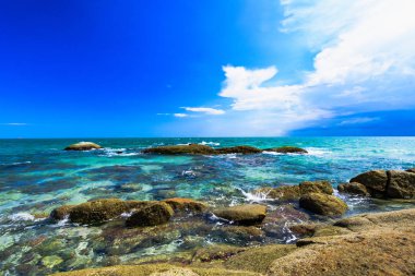 Vietnam'da bir bulut ile mavi gökyüzüne karşı Güney Çin Denizi'nin güzel taşlı sahil