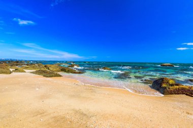 Vietnam'da bir bulut ile mavi gökyüzüne karşı Güney Çin Denizi'nin güzel taşlı sahil