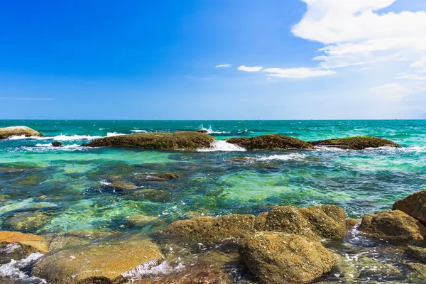 南中国海美丽的石海岸对蓝天与云在越南 — 图库照片