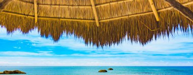 tropikal deniz plaj kıyısında dinlenmek için göksel yer