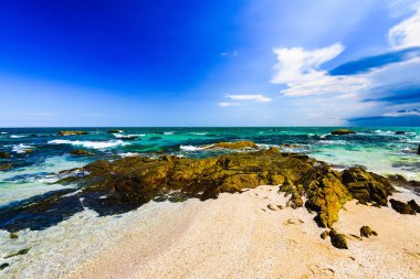 bir bulut ile mavi gökyüzüne karşı deniz kayalık kıyı şeridi sahil şeridi
