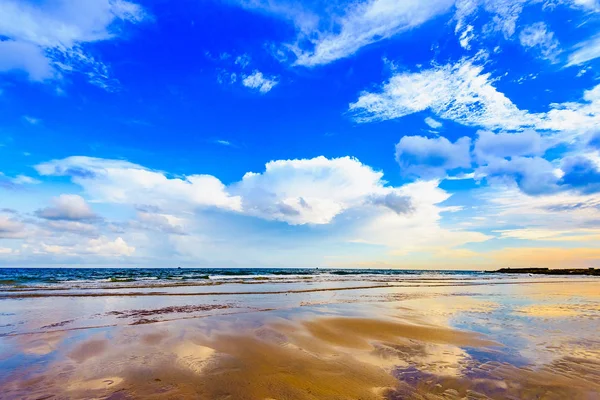 Hermosa Orilla Del Mar Con Arena Color Dorado Cielo Azul — Foto de Stock