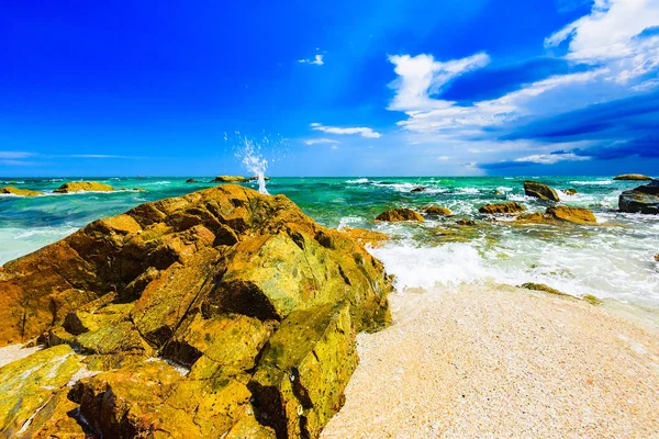 Costa Del Mar Costa Rocosa Contra Cielo Azul Con Una — Foto de Stock
