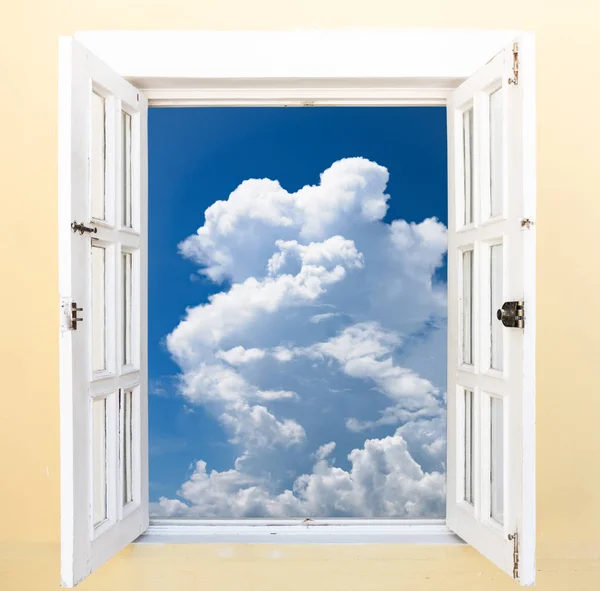 Åbent Vindue Udsigt Himlen Med Skyer Solopgang - Stock-foto