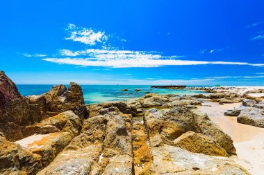 Vietnam'da bir bulut ile mavi gökyüzüne karşı Güney Çin Denizi'nin güzel taşlı sahil