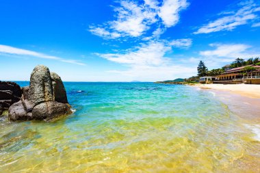 deniz sahilde büyük kayalar ile kum göksel dinlenme yeri