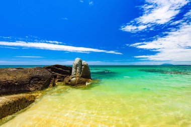 deniz sahilde büyük kayalar ile kum göksel dinlenme yeri