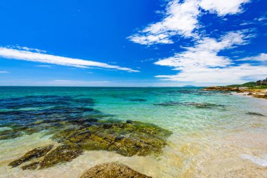 deniz sahilde büyük kayalar ile kum göksel dinlenme yeri