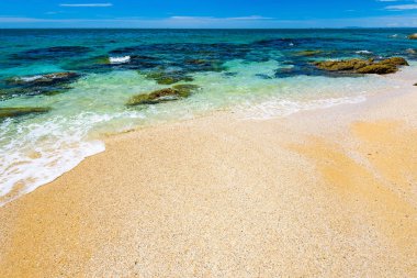 deniz sahilde büyük kayalar ile kum göksel dinlenme yeri