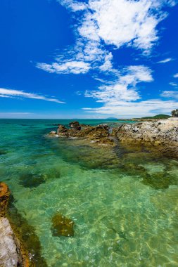 deniz sahilde büyük kayalar ile kum göksel dinlenme yeri