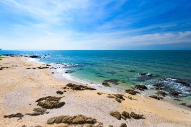 deniz sahilde büyük kayalar ile kum göksel dinlenme yeri