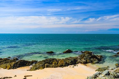 deniz sahilde büyük kayalar ile kum göksel dinlenme yeri