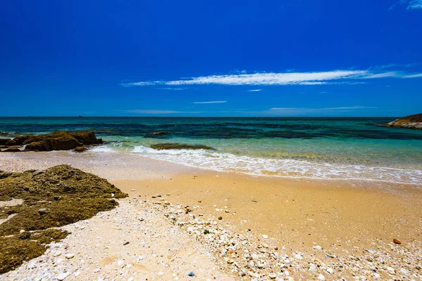 Небесное Место Отдыха Морском Песке Большими Валунами — стоковое фото