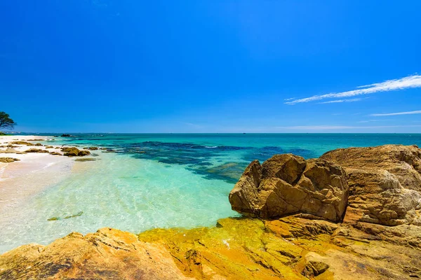 Небесное Место Отдыха Морском Песке Большими Валунами — стоковое фото