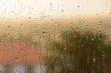 Arka planda yağmur damlaları