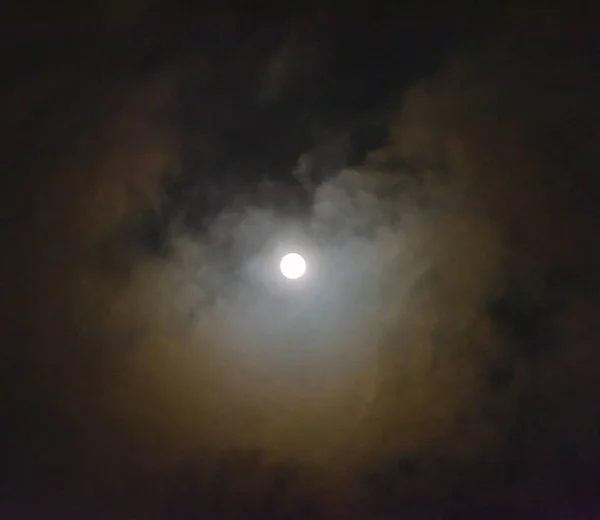 Vollmondnacht Scheint Der Mond Durch Die Wolke — Stockfoto