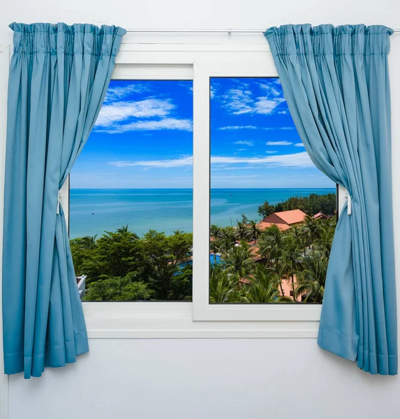 ホテル ウィンドウ リゾート熱帯海の海岸からの眺め — ストック写真
