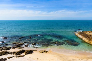 dalgalar deniz manzara mavi gökyüzü bulutlu bir arka plan üzerinde