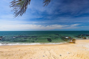 dalgalar deniz manzara mavi gökyüzü bulutlu bir arka plan üzerinde