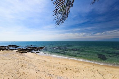 dalgalar deniz manzara mavi gökyüzü bulutlu bir arka plan üzerinde