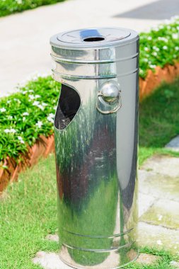 Yağmurda paslanmaz çelik kül tablası ile sigara izmaritleri