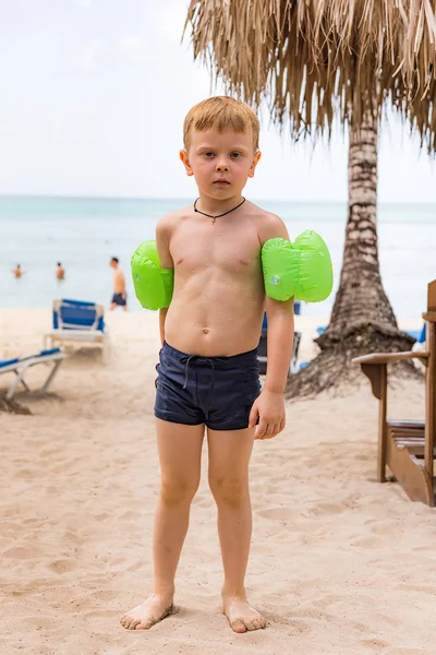 Один Маленький Мальчик Тропическом Пляже Купается Море — стоковое фото