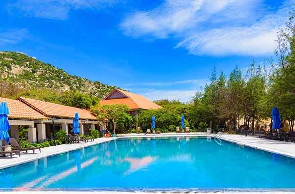 Vietnam Settembre 2018 Sedie Sdraio Sotto Baldacchino Vicino Alla Piscina — Foto Stock